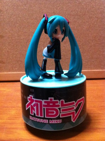 Hatsune Miku com caixa de música